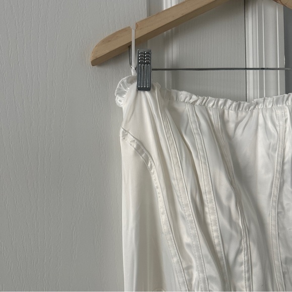 EMMALYN - WHITE SATIN CORSET STRAPLESS DRESS - Picture 5 of 8